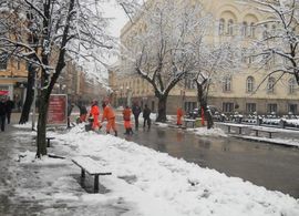 Snijeg izazvao probleme: Saobraćaj otežan, domaćinstva bez struje