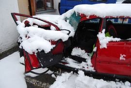 Teretni voz udario automobil, vozač u kritičnom stanju