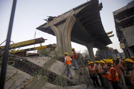 Srušio se nadvožnjak u Mumbaiju, troje mrtvih