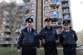 Dječak (4) visio na ivici balkona zgrade u Sarajevu, policajci ga ...