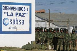Vojska na nacionalizovanim aerodromima u Boliviji