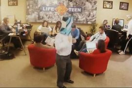 Harlem Shake skida s trona Gangnam Style
