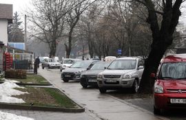 Automobili blokiraju prolaz pješacima na Starčevici
