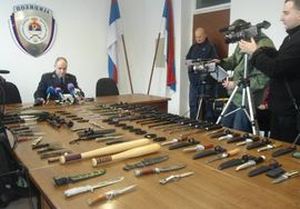 Na štandovima prodavali hladno oružje