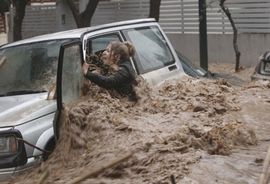 Poplave u Atini, saobraćajnice pretvorene u rijeke