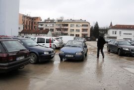 Muškarac u centru Banjaluke nelegalno naplaćuje parking