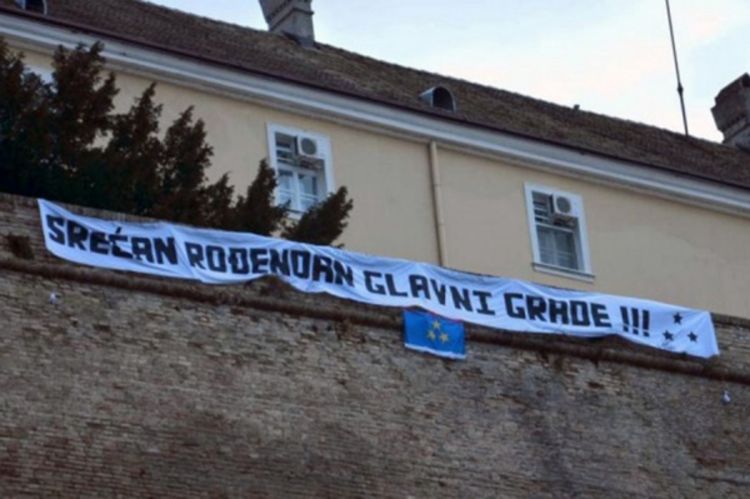 Na Petrovaradinu transparent sa zastavom Vojvodine