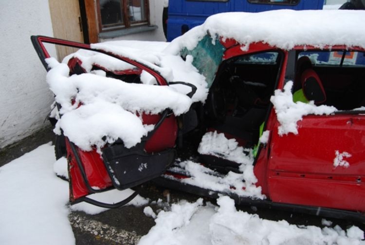 Teretni voz udario automobil, vozač u kritičnom stanju