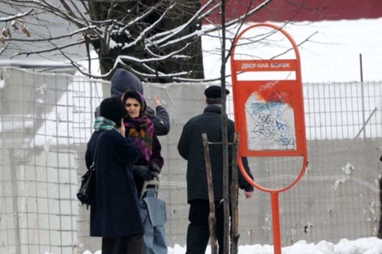 Banjaluka: Čekaju autobus na pljusku i vjetru
