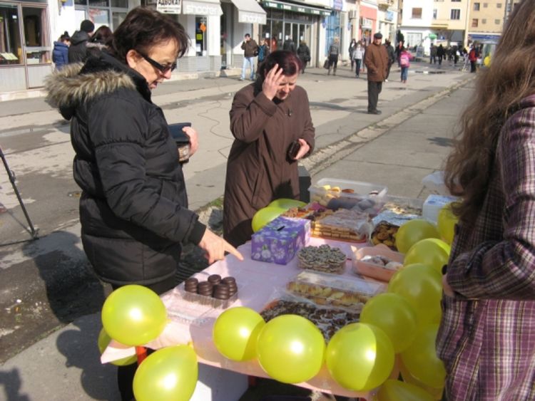 Prodajom kolača pomažu djeci