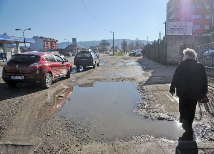 Pješačka staza puna kratera