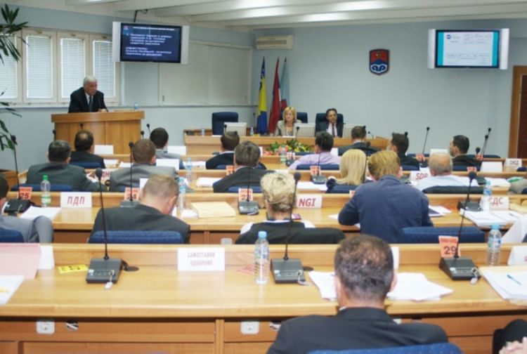 Obeštećenje i školi i učenicima iz gradskog budžeta