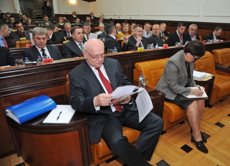 Plate funkcionera manje za 17 odsto