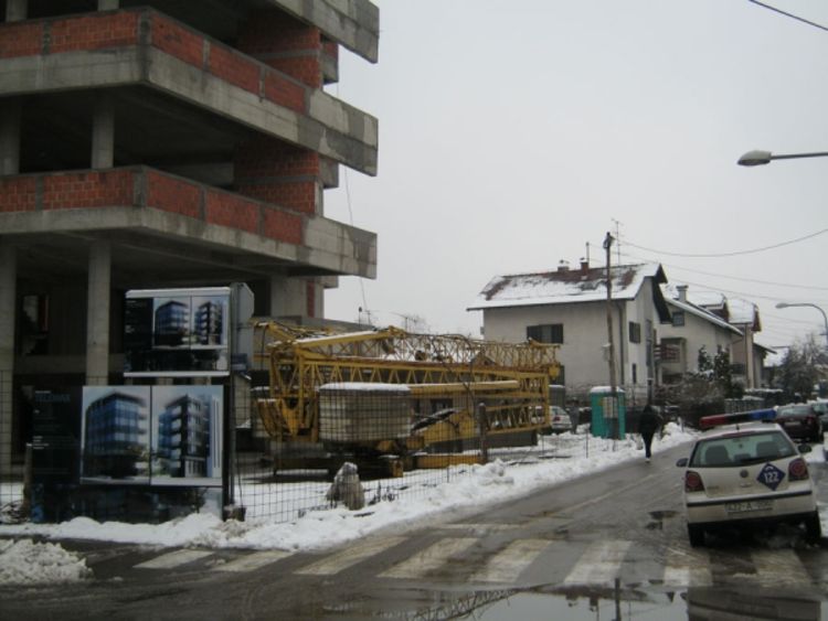Banjaluka: Pad sa zgrade uzrok smrti mladića (18)?