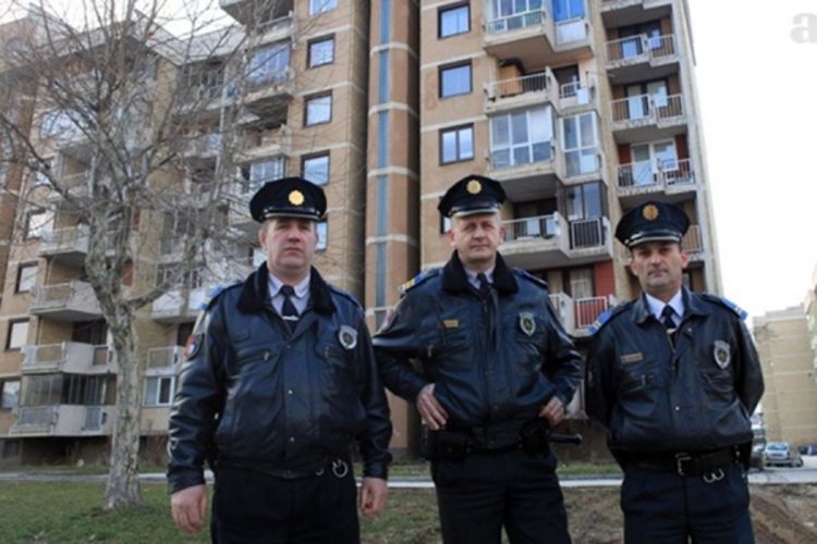 Dječak (4) visio na ivici balkona zgrade u Sarajevu, policajci ga spasili u posljednji tren
