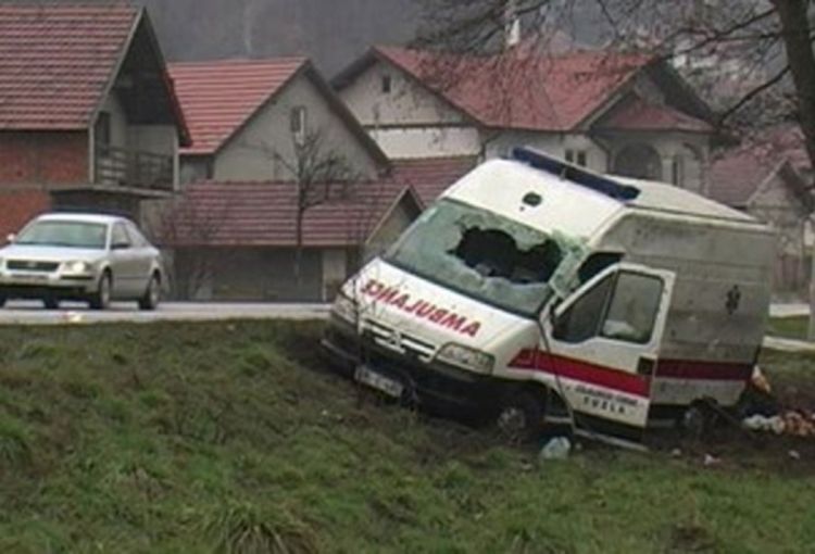 Vozilo saniteta sletjelo sa puta, više povrijeđenih prevezeno u bolnicu
