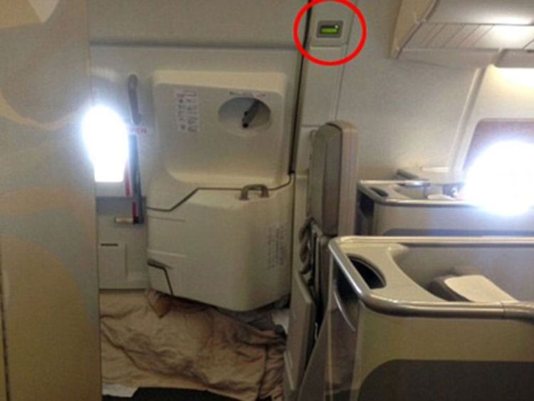Drama u vazduhu: Avion letio s otvorenim vratima, rupu zapušili ćebadima
