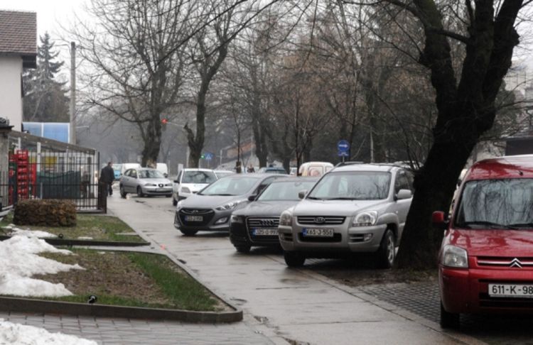 Automobili blokiraju prolaz pješacima na Starčevici