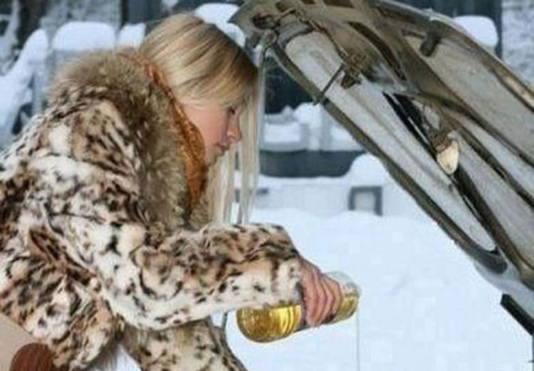 HIT: Evo kako plavuša mijenja ulje na kolima