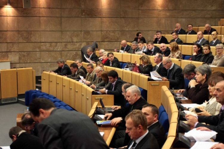 Parlament FBiH: Od posla odmarali mjesecima