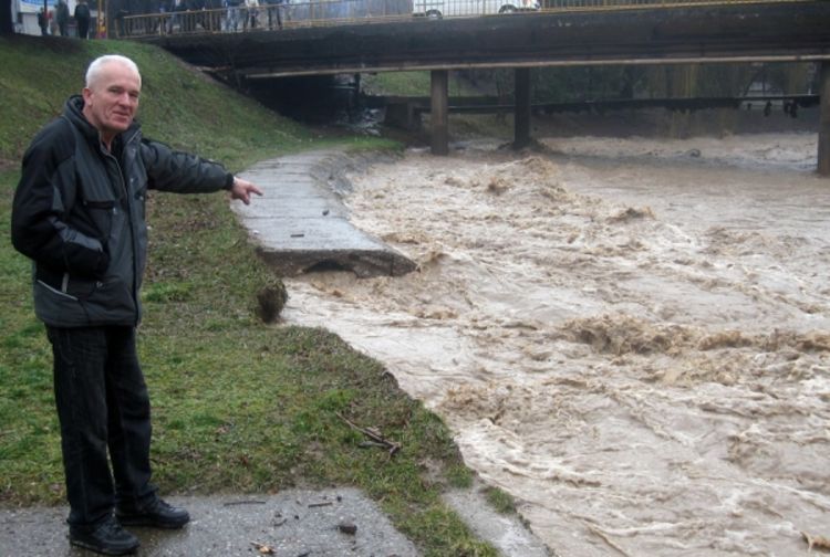 Voda se povlači, oštećeno više mostova