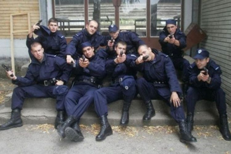 Skandal: Srpski policajci se slikali kao mafijaši, MUP najavljuje kazne