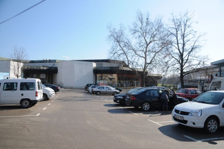 Dom omladine i Dječije pozorište žele svoja parking mjesta