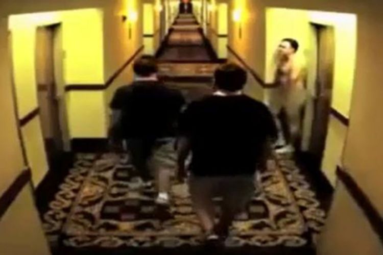 Muškarac izašao go iz svoje hotelske sobe, a vrata se zaključala za njim