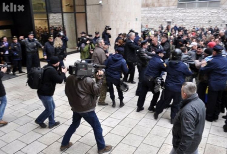 Bivši vojnici pokušali da upadnu u parlament