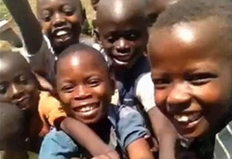 Pogledajte kako reaguju afrička djeca kad prvi put u životu vide bijelca