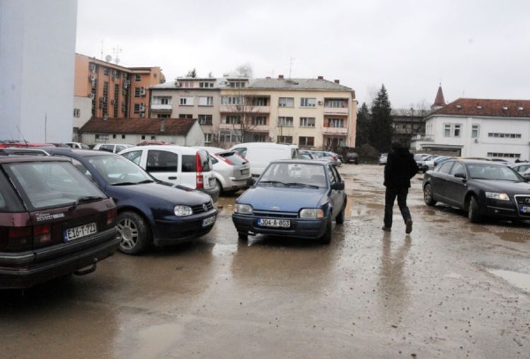 Muškarac u centru Banjaluke nelegalno naplaćuje parking