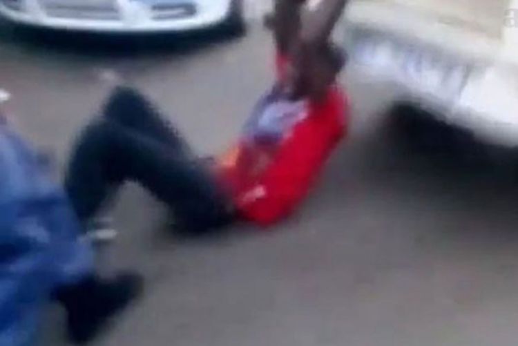 Policajci vezali muškarca za kombi i vukli ga po cesti