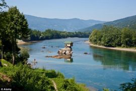 Prkosi prirodi: Kućica na Drini svjetski hit