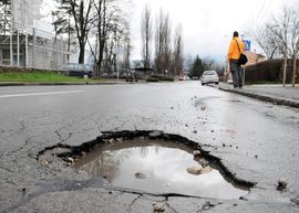Točkovi stradaju na rupama u Lazarevu