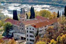 Napadači na bogoslove pušteni da se brane sa slobode