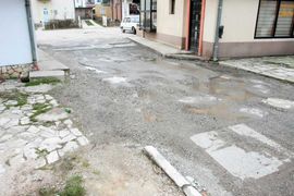 Djevojka išamarana, pa hladnokrvno upucana u glavu