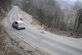 Širi se odron na regionalnom putu u Ljubačevu