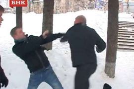 Ruski neonacista pred TV kamerama pretukao gej aktivistu