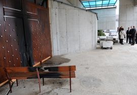 Zapaljena vrata na katoličkoj crkvi