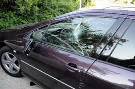 Foča: Identifikovan muškarac koji je polomio stakla na 17 vozila