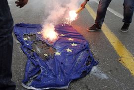 Vandali zapalili EU zastavu u Tisnom