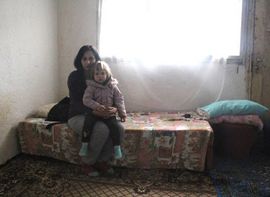 Majka i kćerka se pate u kući od blata