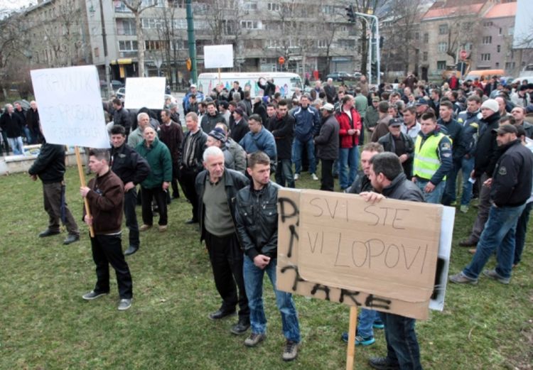 Poljoprivrednici protestovali: Isplata duga ili paralisanje puteva