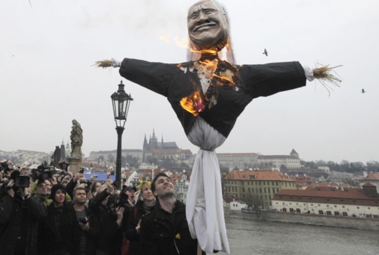 Spalili Vaclava Klausa na Karlovom mostu