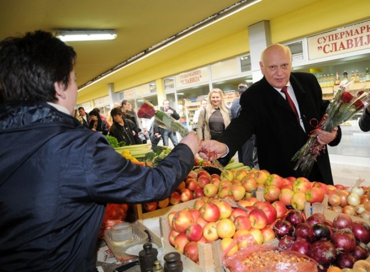 Gradonačelnik Banjaluke dijelio cvijeće