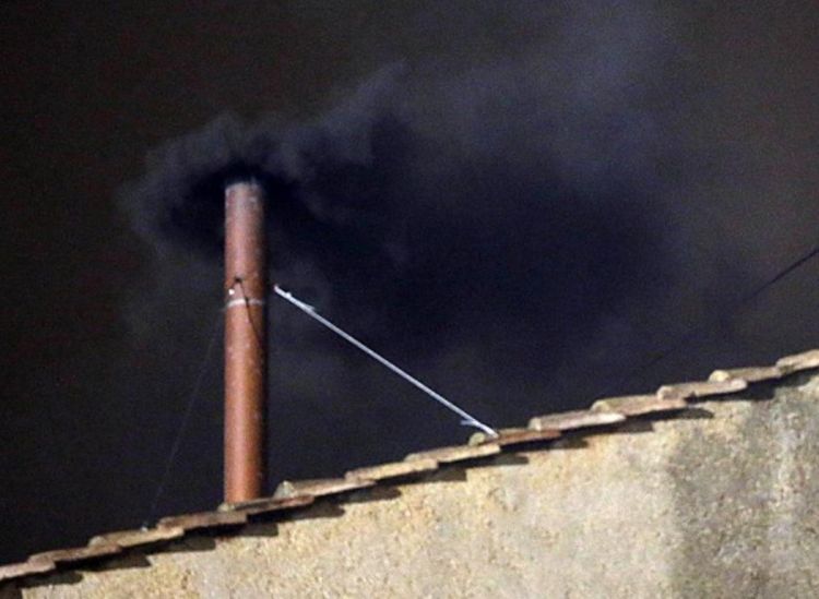 Opet crni dim iz Sikstinske kapele