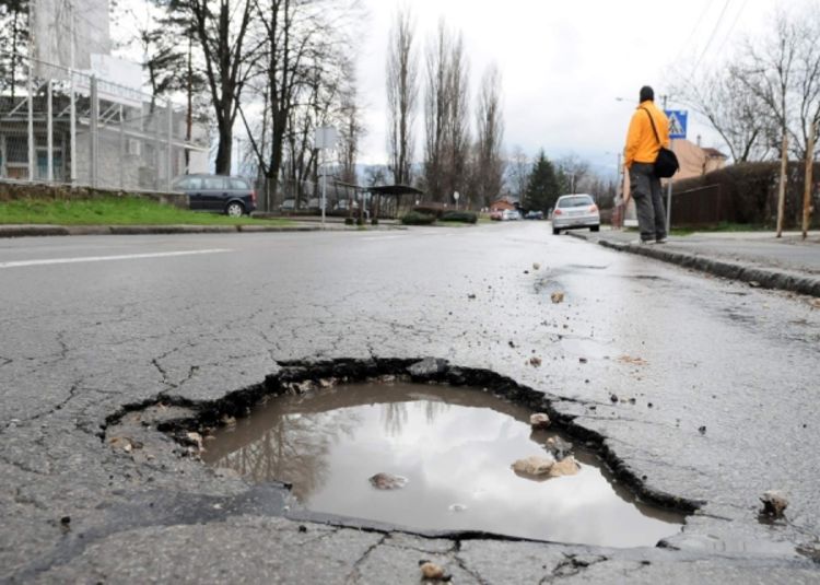 Točkovi stradaju na rupama u Lazarevu