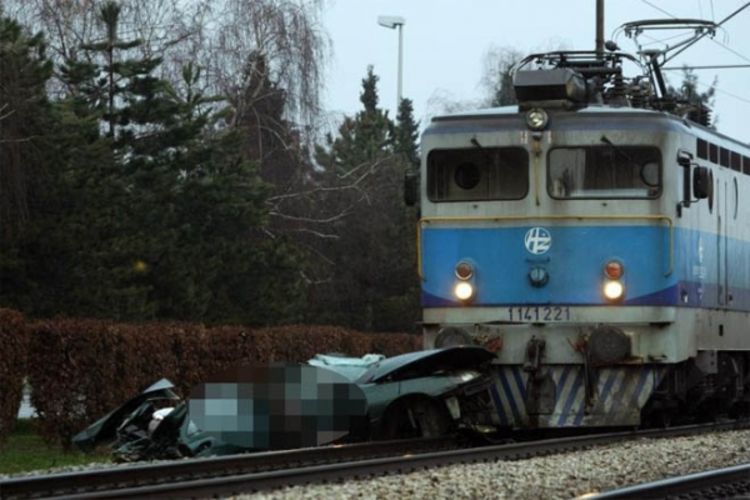 Stravična nesreća u Zagrebu: Lokomotiva smrskala automobil, 2 osobe poginule