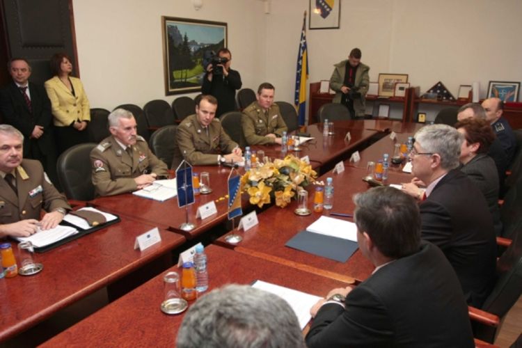 Pohvale vojnicima, kritika političarima