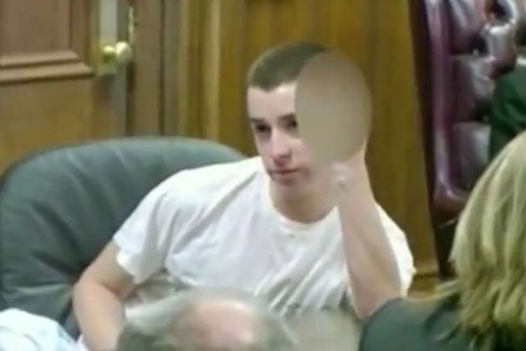 Tinejdžeru doživotni zatvor za ubistvo 3 učenika, porodicama poručio: Je..te se